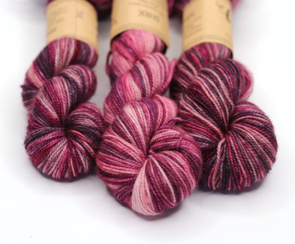 SNEK - hand dyed repeat gradient yarn - 50g - merino wool - H08 Plum Jam - Image 3