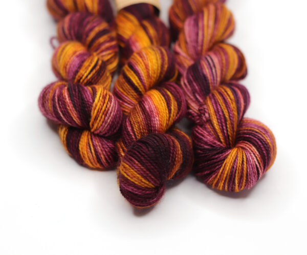 SNEK - hand dyed repeat gradient yarn - 50g - merino wool - H17 Golden Grapes - Image 3